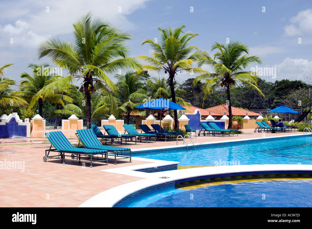 Liegestühle am Pool im Hotel Melia Colon, Panama, Mittelamerika Stockfoto