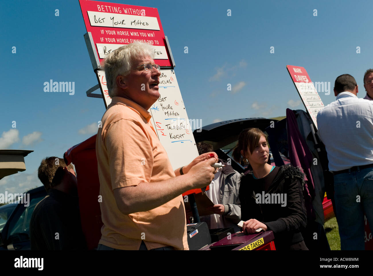 unter Buchmacher Wetten auf Kurs Wetten Trabrennen Aberystwyth Wales UK Stockfoto