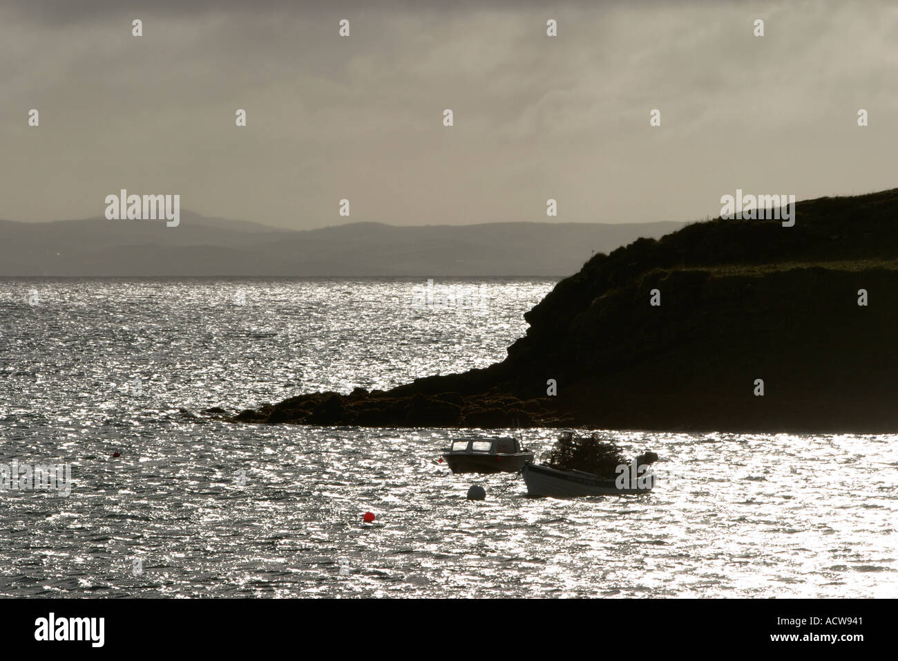 Irland County Donegal St Johns Point Boote vor Anker in der Bucht Stockfoto