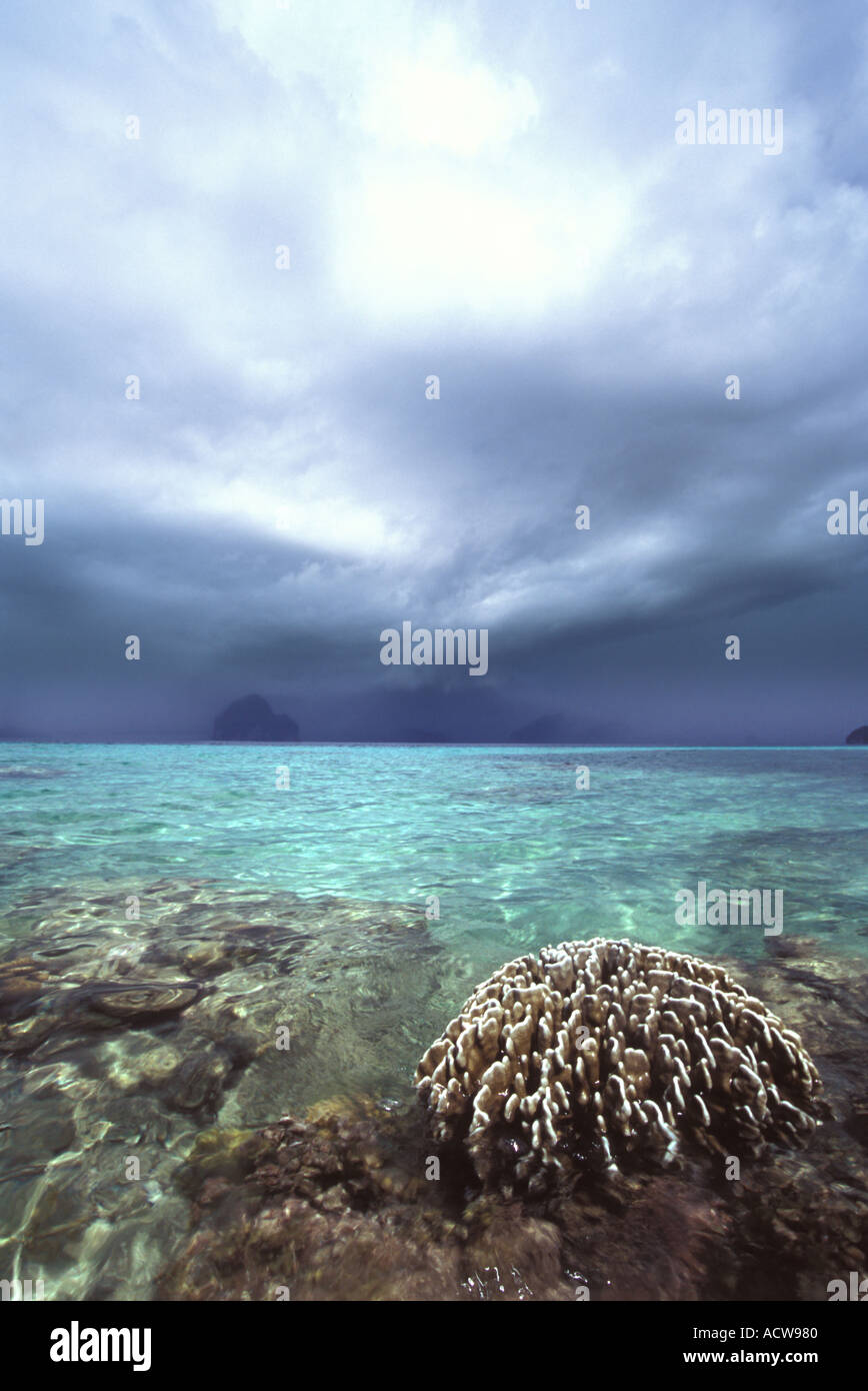 Philippinen-Palawan einen späten Monsun Sturm droht die Korallen gesäumten Inseln im Bacuit Bay in der Nähe von El Nido Stockfoto