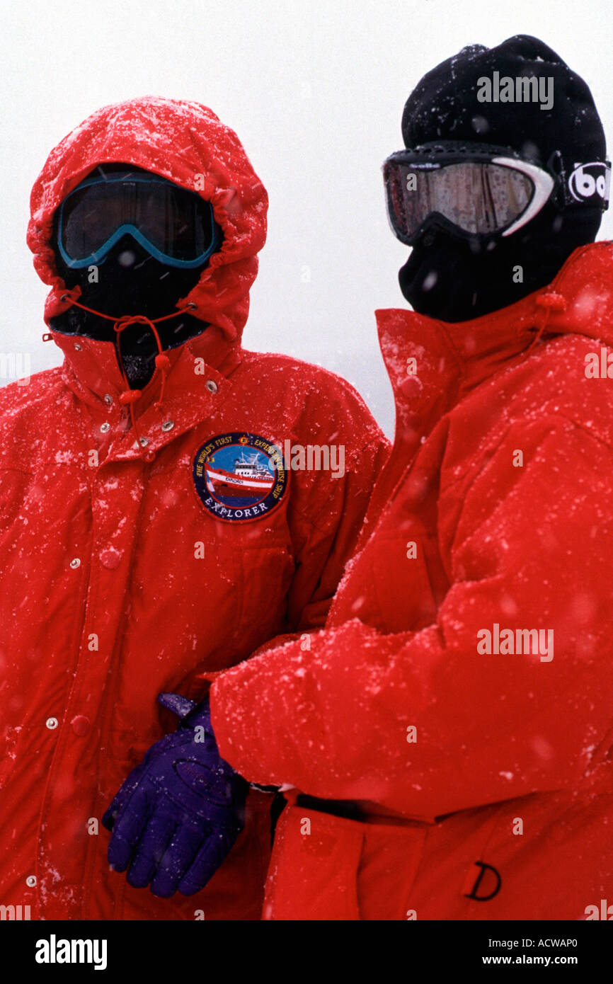 Antarktis Dezember 1998 Touristen eingepackt gegen die Kälte Foto Simon Grosset Stockfoto