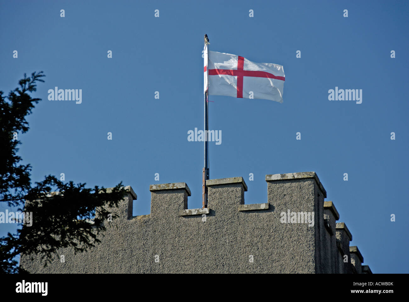 Flagge von Saint George am Turm. Kirche von Saint Paul, Witherslack. Nationalpark Lake District, Cumbria, England, U. Ich l Stockfoto