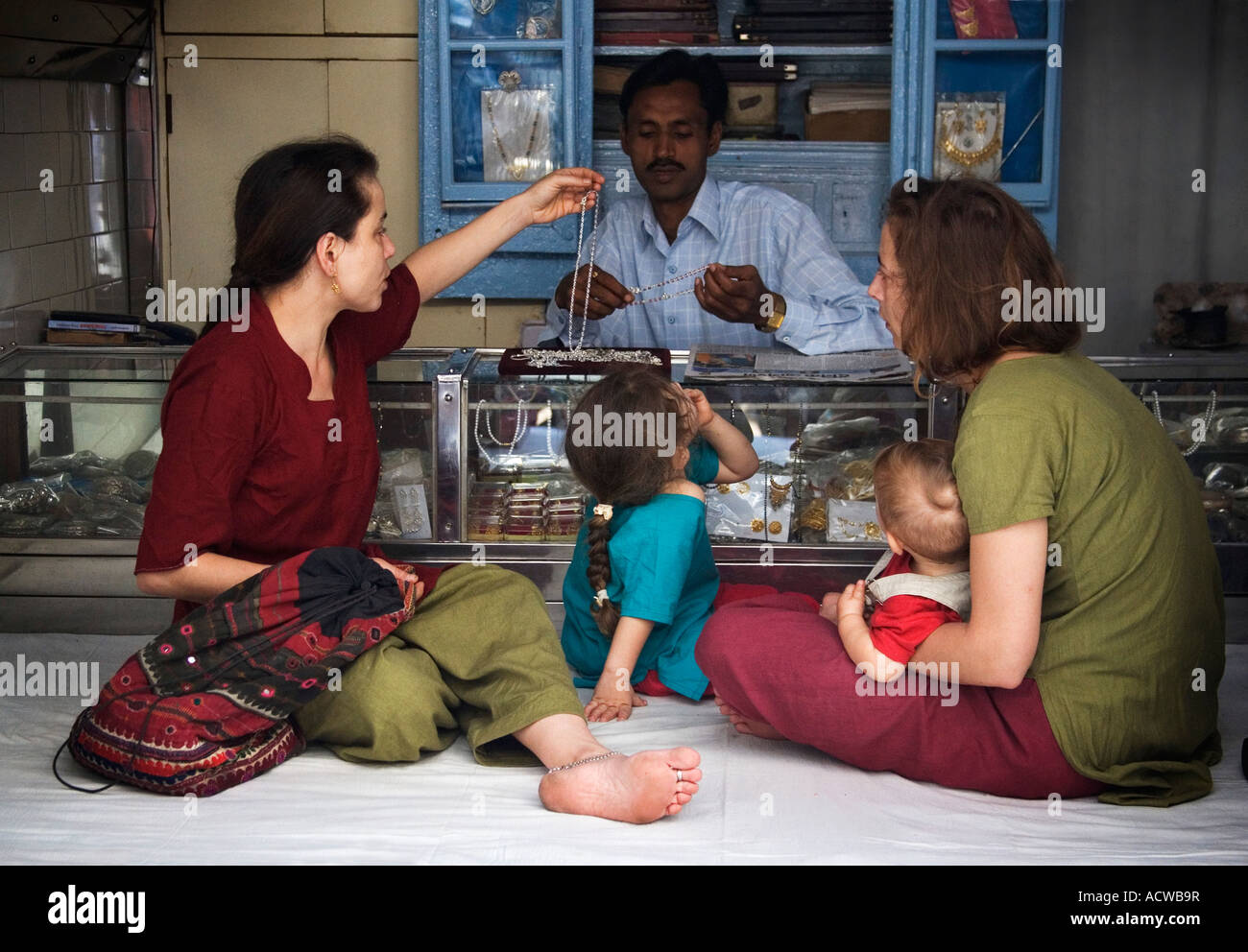 Zwei westliche Frauen shopping für Silber Varanasi Benares Indien Stockfoto