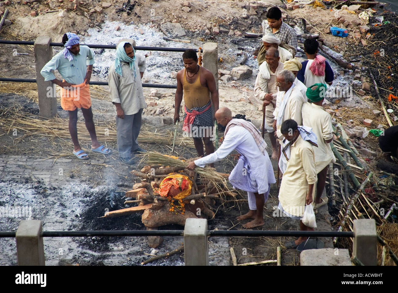 Die brennenden Ghats, wo Körper eingeäschert werden, und ein Begräbnis Preis richtet sich nach Gewicht der Holz Varanasi Benares Indien Stockfoto