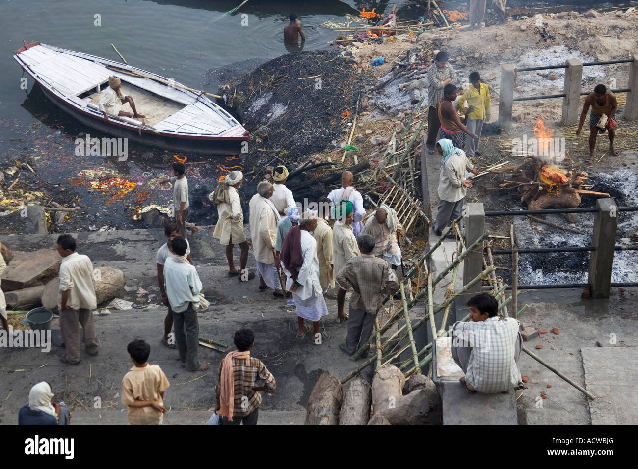 Die brennenden Ghats, wo Körper eingeäschert werden, und ein Begräbnis Preis richtet sich nach Gewicht der Holz Varanasi Benares Indien Stockfoto