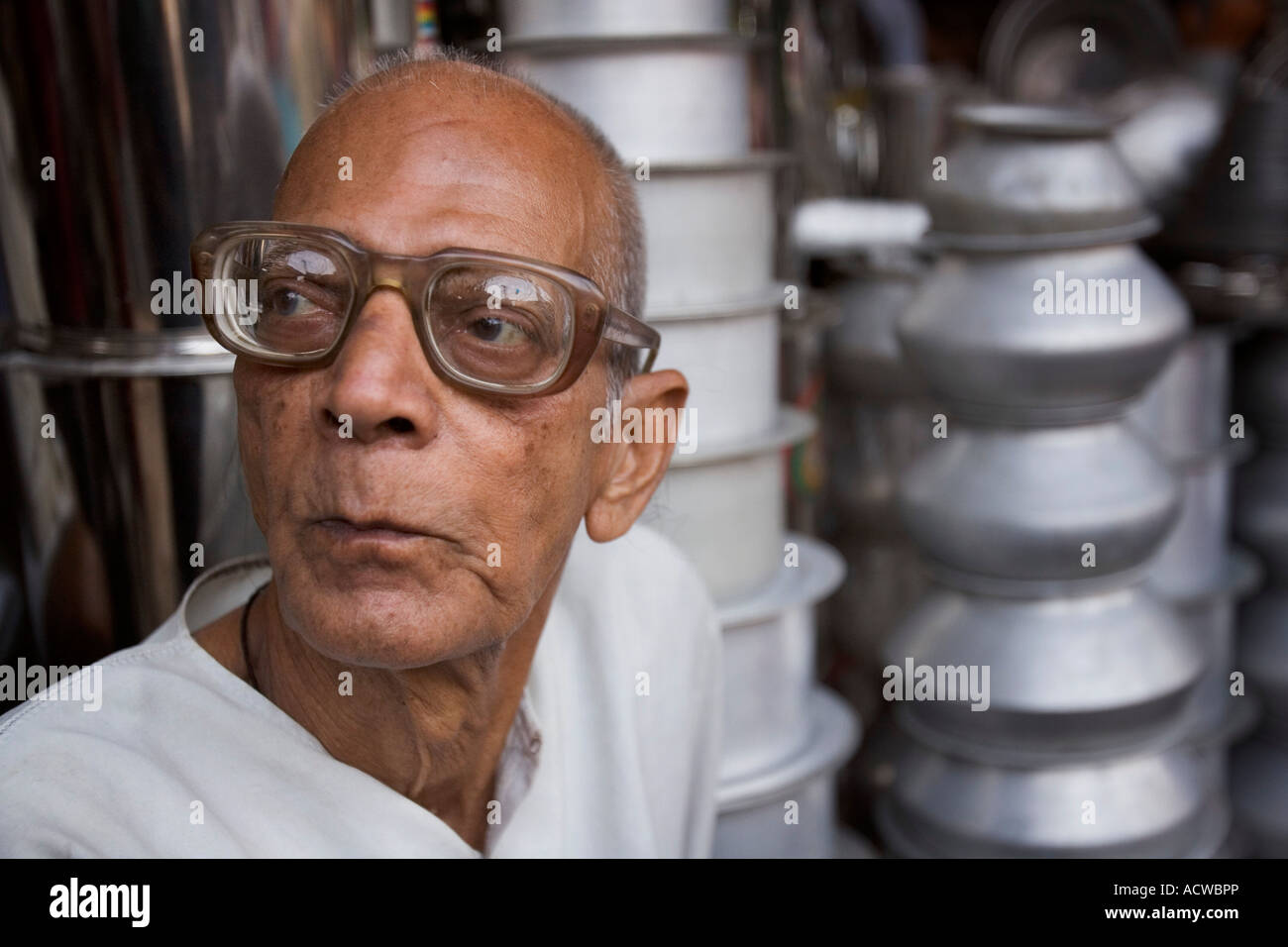 Stark brillentragende Zinn Straße Verkäufer Varanasi Benares Indien Stockfoto