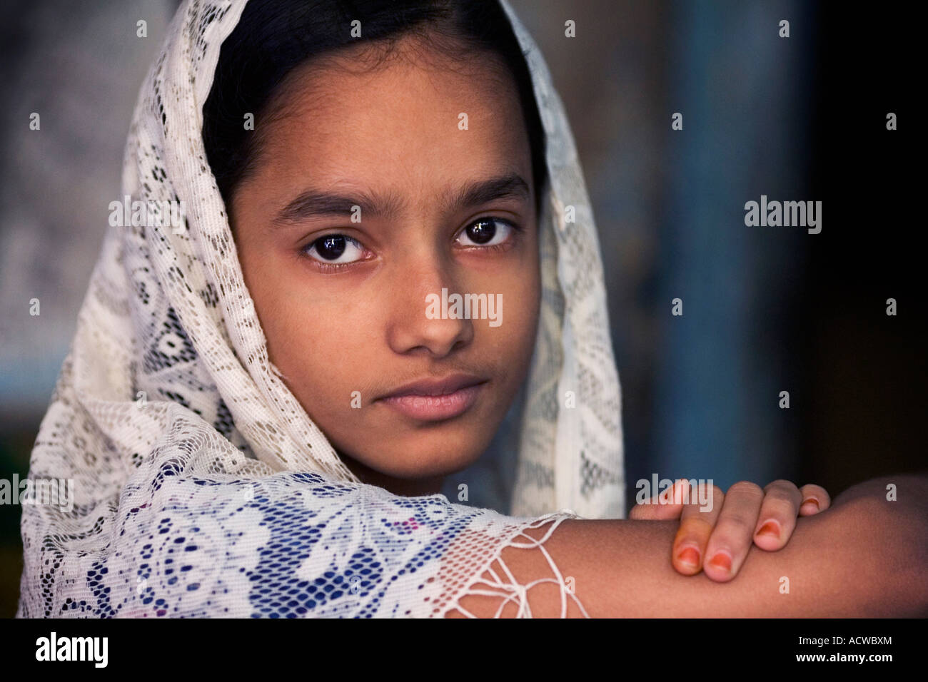 Junges Mädchen mit einem Schal Indien Varanasi Benares Stockfoto
