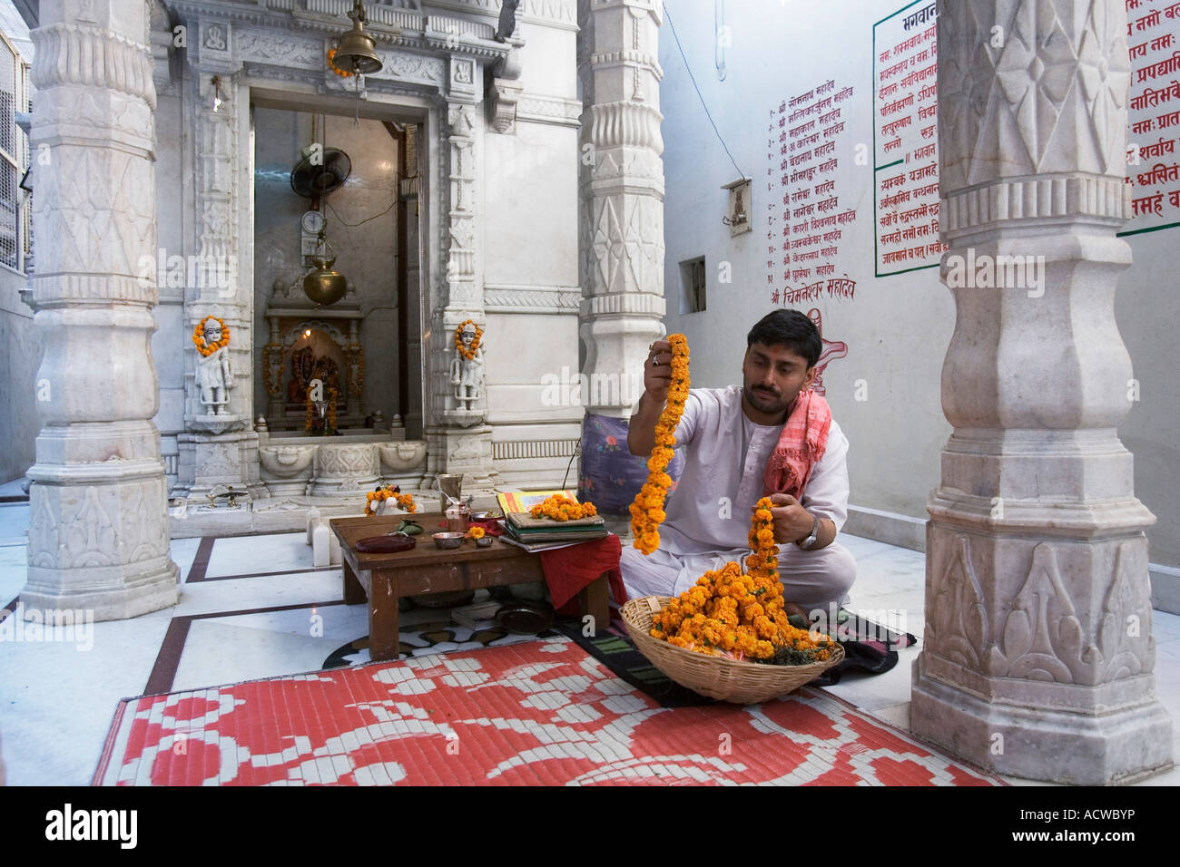 Hindu-Priester in einem privaten Familie Tempel Varanasi Benares Indien Stockfoto