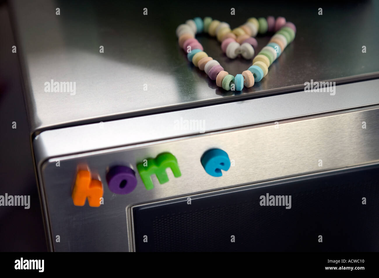 Brief-Magnete auf Mikrowelle Stockfotografie - Alamy