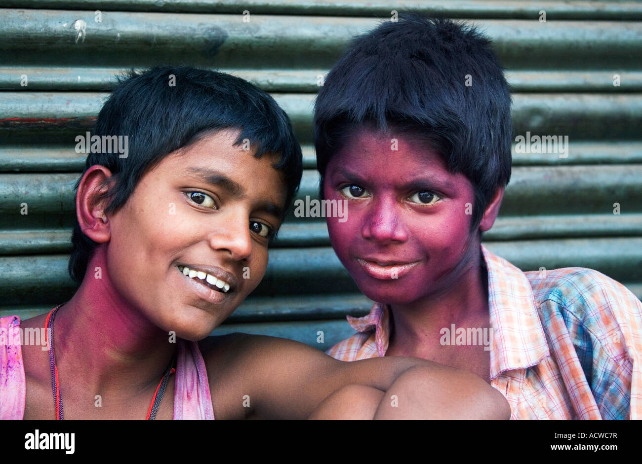 Zwei Kinder nach Holi mit roter Tönung überall auf ihren Körpern Kalkutta Kolkata Indien Stockfoto