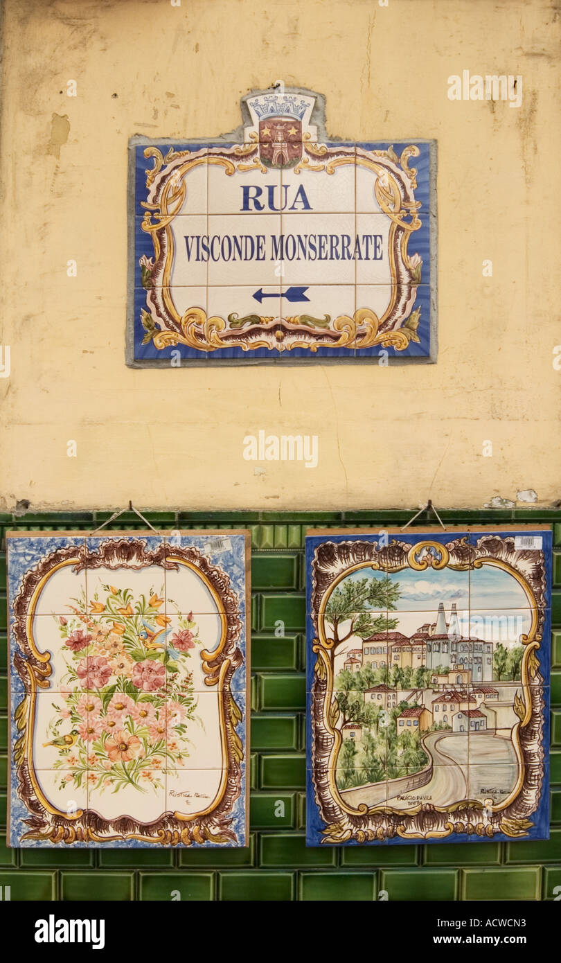 Geflieste Straßenname Platte und Anzeige von bemalten Fliesen, Sintra, Portugal Stockfoto