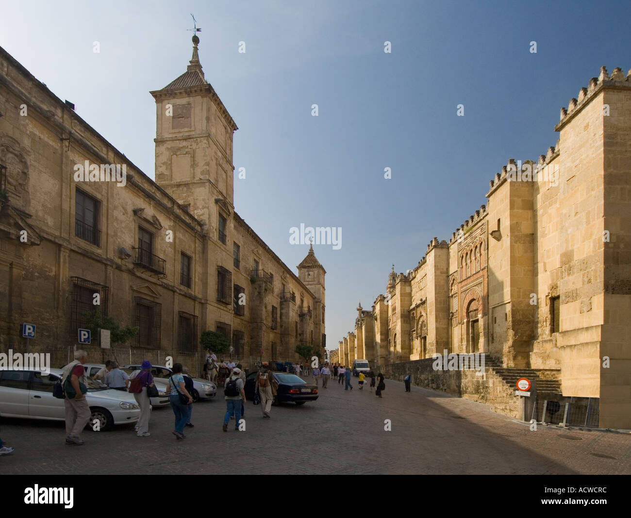 Calle de Torrijos in Cordoba, mit dem alten bischöflichen Palast auf der linken Seite vor der riesigen Wand der Mezquita, Andalusien Spanien Stockfoto