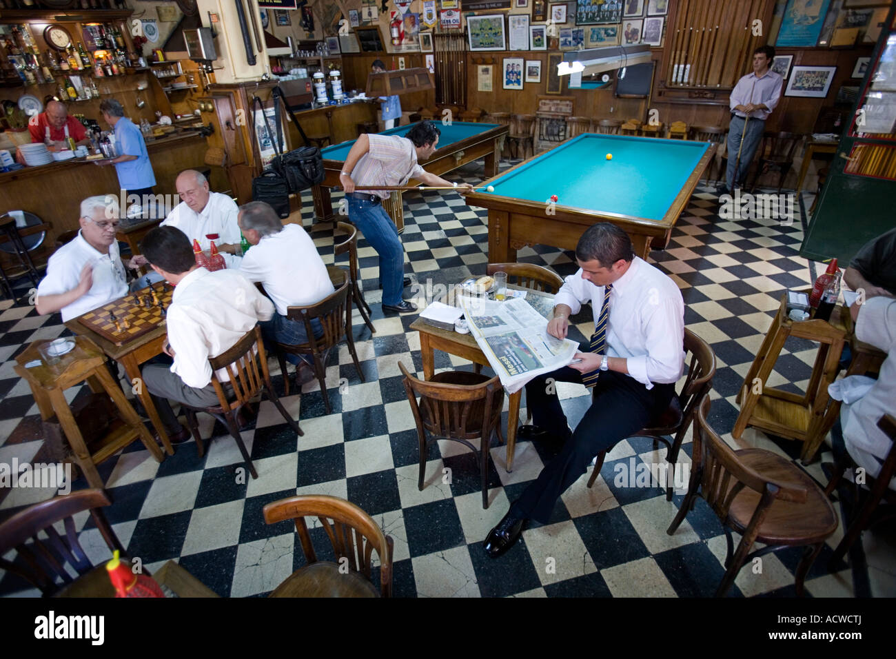 Eine alltägliche Szene in eine klassische Bar mit Billard Schach in Buenos Aires Argentinien Stockfoto