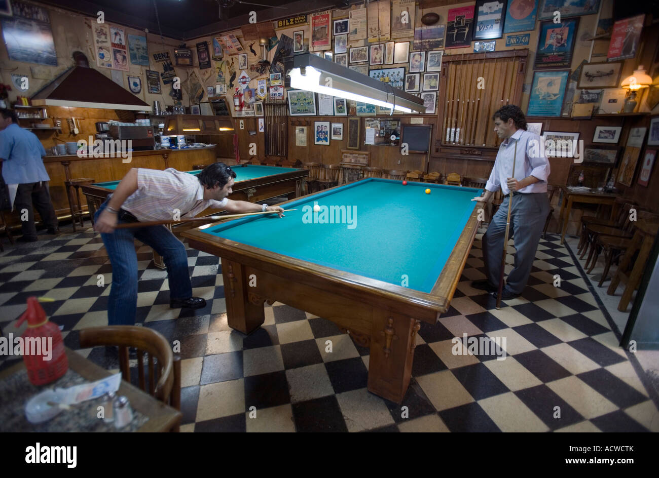 Eine alltägliche Szene in eine klassische Bar mit Billard Schach in Buenos Aires Argentinien Stockfoto