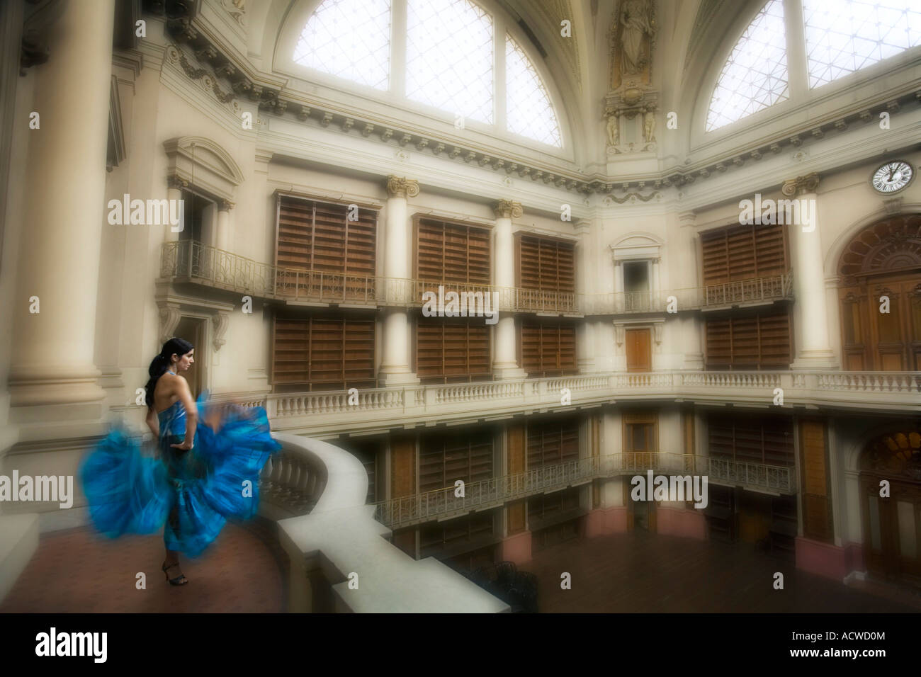 Tänzerin in einem blauen Kleid in einer Tanzschule Halle Buenos Aires Argentinien Stockfoto