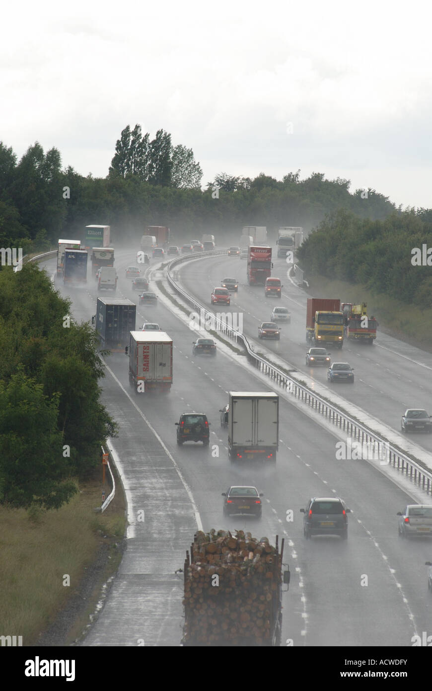 M40 Autobahn in regnerischen Bedingungen, Warwickshire, England, UK Stockfoto