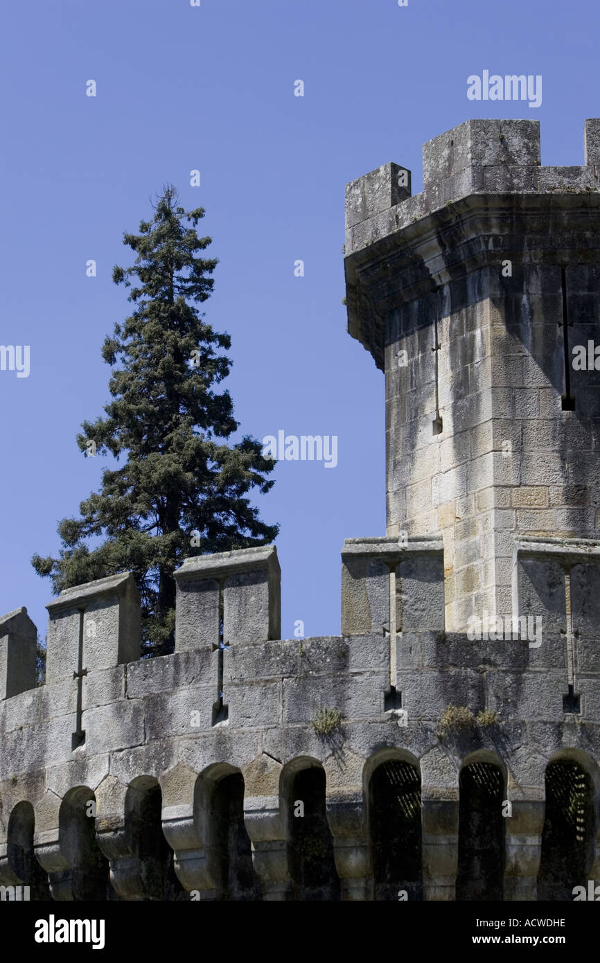 Äußeren Zinnen Butron Burg eine wiederhergestellte 13. Jahrhundert mittelalterliche Burg auf dem baskischen Land in der Nähe von Gatika Pais Vasco. Stockfoto