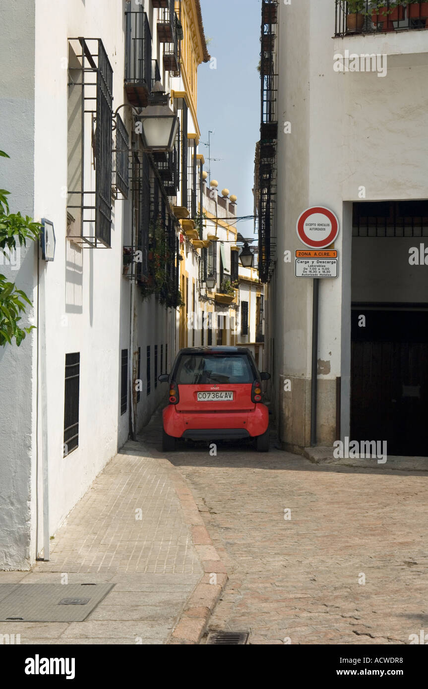 In der Altstadt von Cordoba können nur die kleinsten Autos der engen Gassen. Córdoba, Andalusien, Andalucia, Spanien Stockfoto