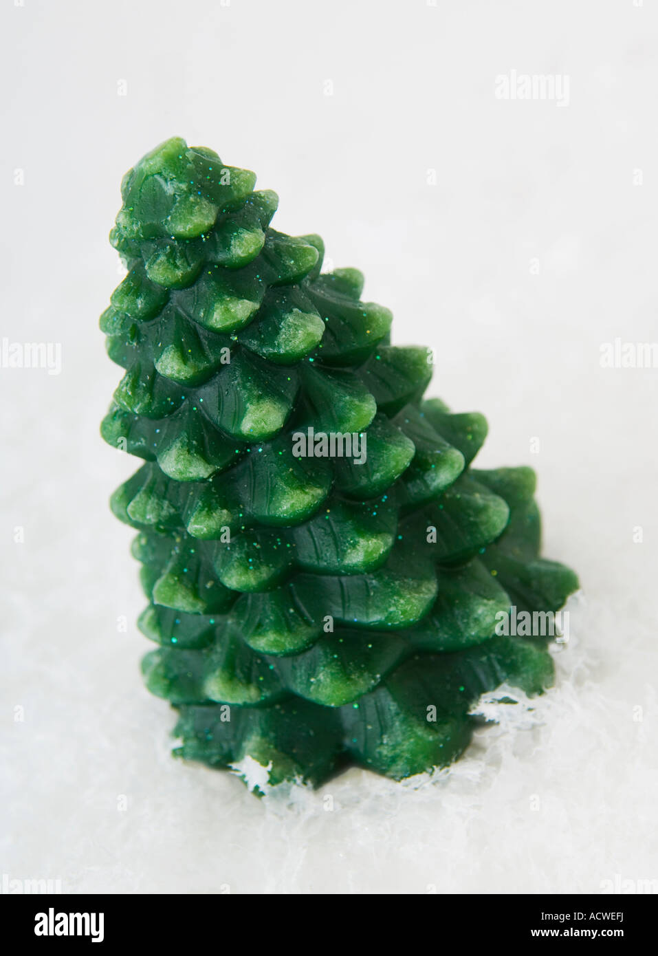 Immergrüner Baum Ornament im Schnee Stockfoto