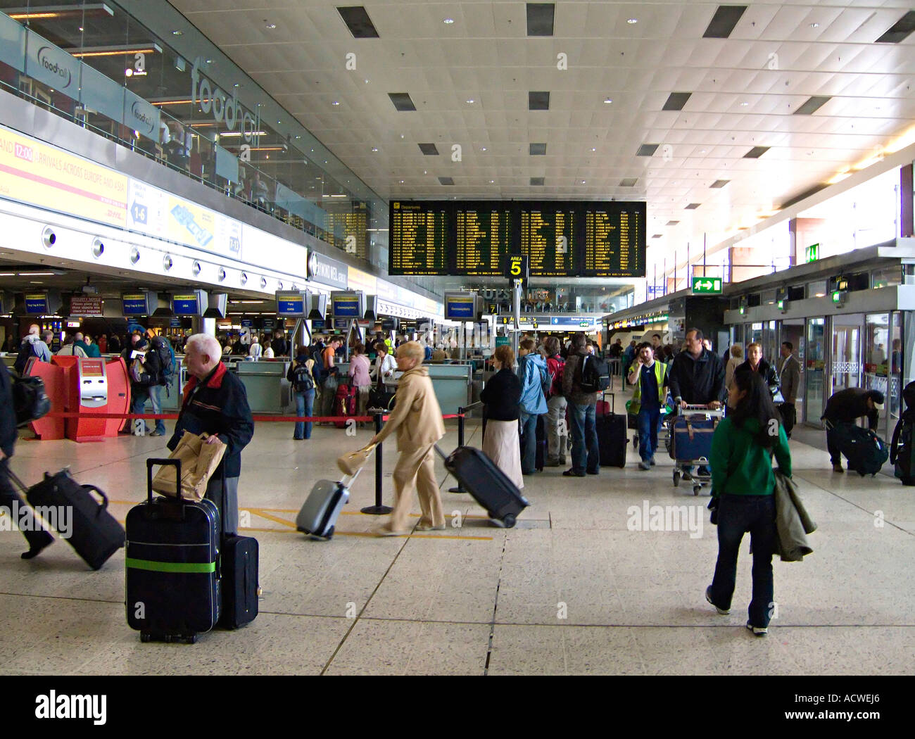 Der Abflugbereich einen geschäftigen Flughafen - Flughafen Dublin Stockfoto