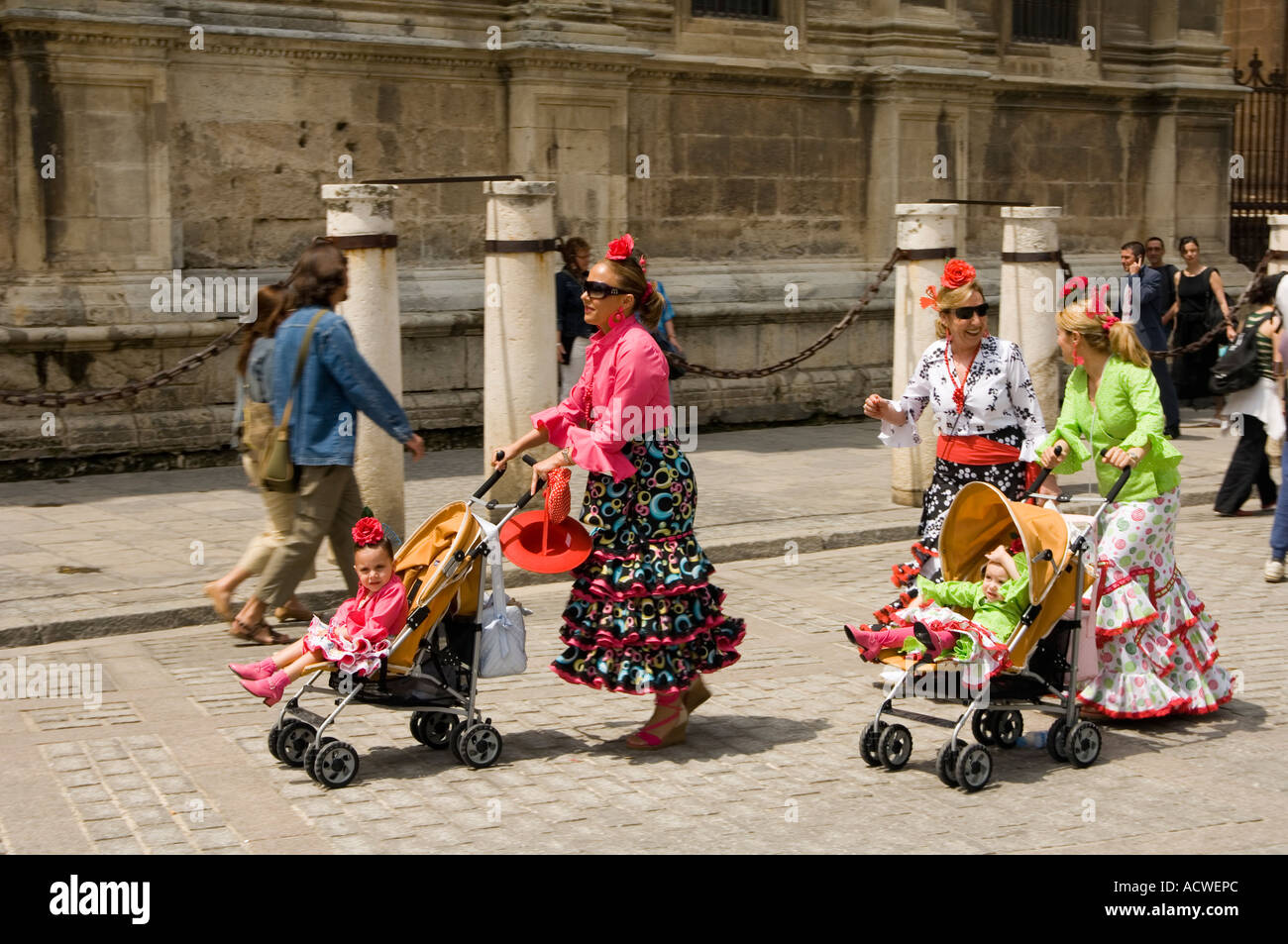 Frauen und Kinder in traditioneller Kleidung außerhalb der großen gotischen  Kathedrale von Sevilla, Andalusien, Spanien, während der Feria  Stockfotografie - Alamy