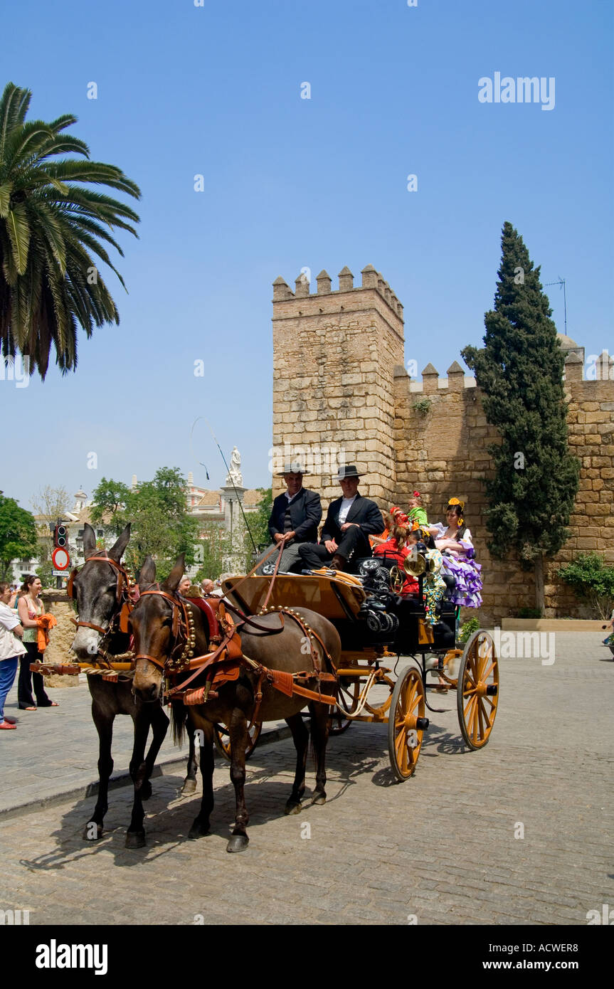 Wagen-Fahrer und deren Kunden in traditioneller Kleidung während des Frühlinges Feria in Sevilla Andalusien, Andalusien Spanien Stockfoto