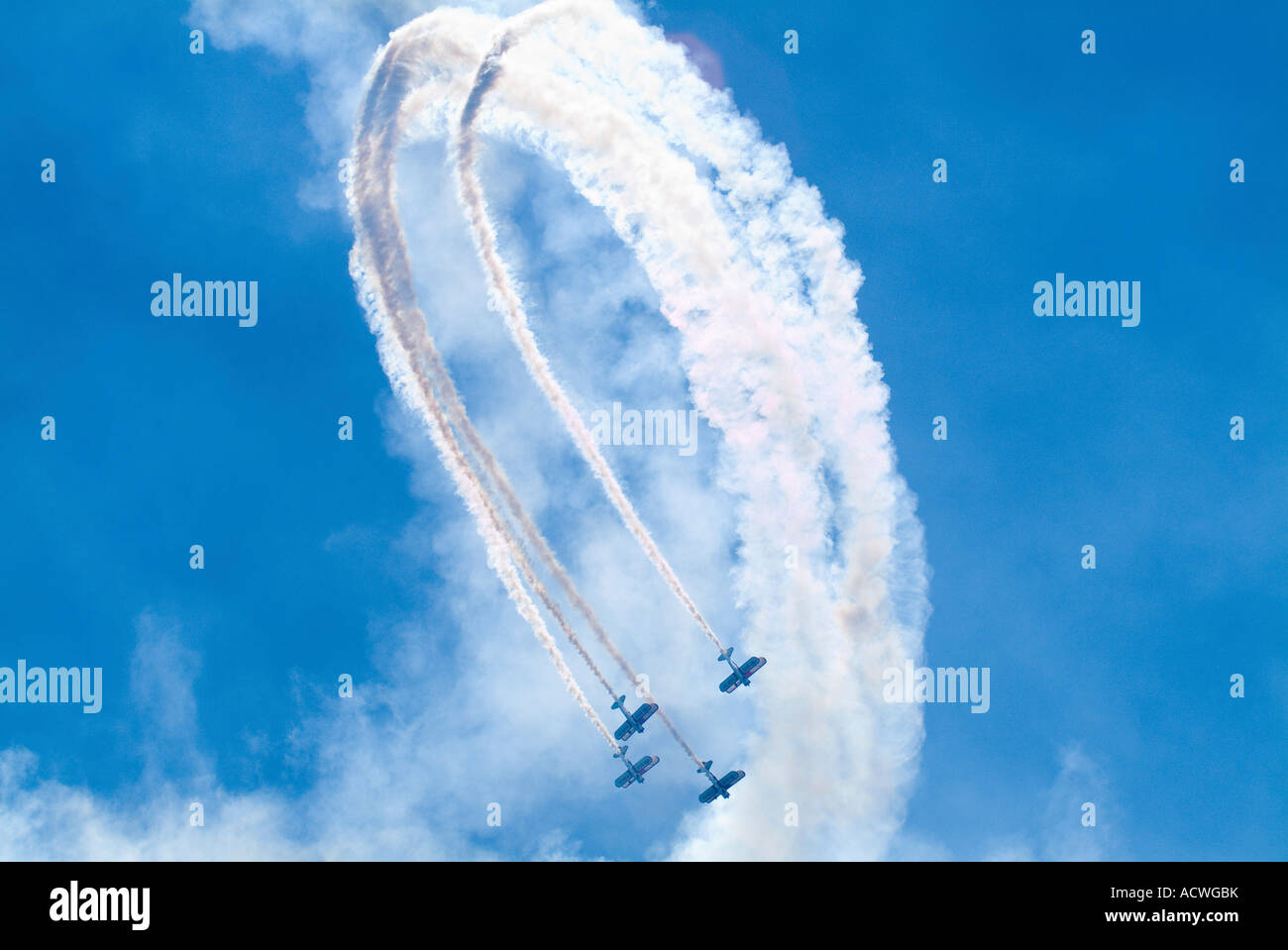 VIER WELTKRIEG II BI FLUGZEUG BOMBER MACHTE EINEN VOLLEN KREIS MIT RAUCH DABEI AKROBATEN BEI AIR SHOW IN MILWAUKEE, WISCONSIN Stockfoto