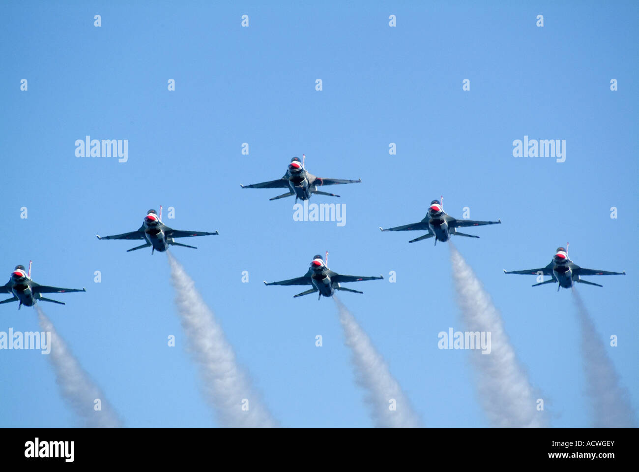SECHS KAMPFJETS SIND IN EINER PFEIL-FORMATION FLIEGEN. Stockfoto
