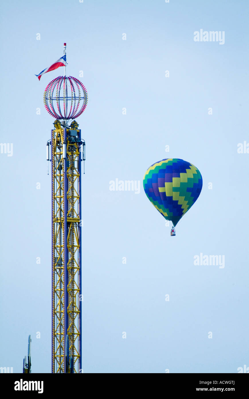 HEIßLUFT-BALLON IN DER NÄHE VON HIGH STEEL TOWER Stockfoto