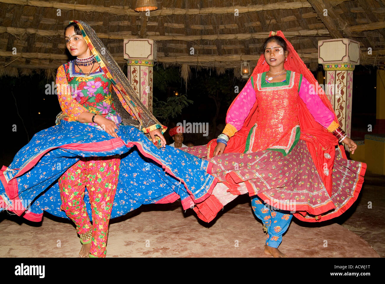 Zwei Mädchen aus Rajasthan Indien tanzen in ihren traditionellen Kleidern Stockfoto