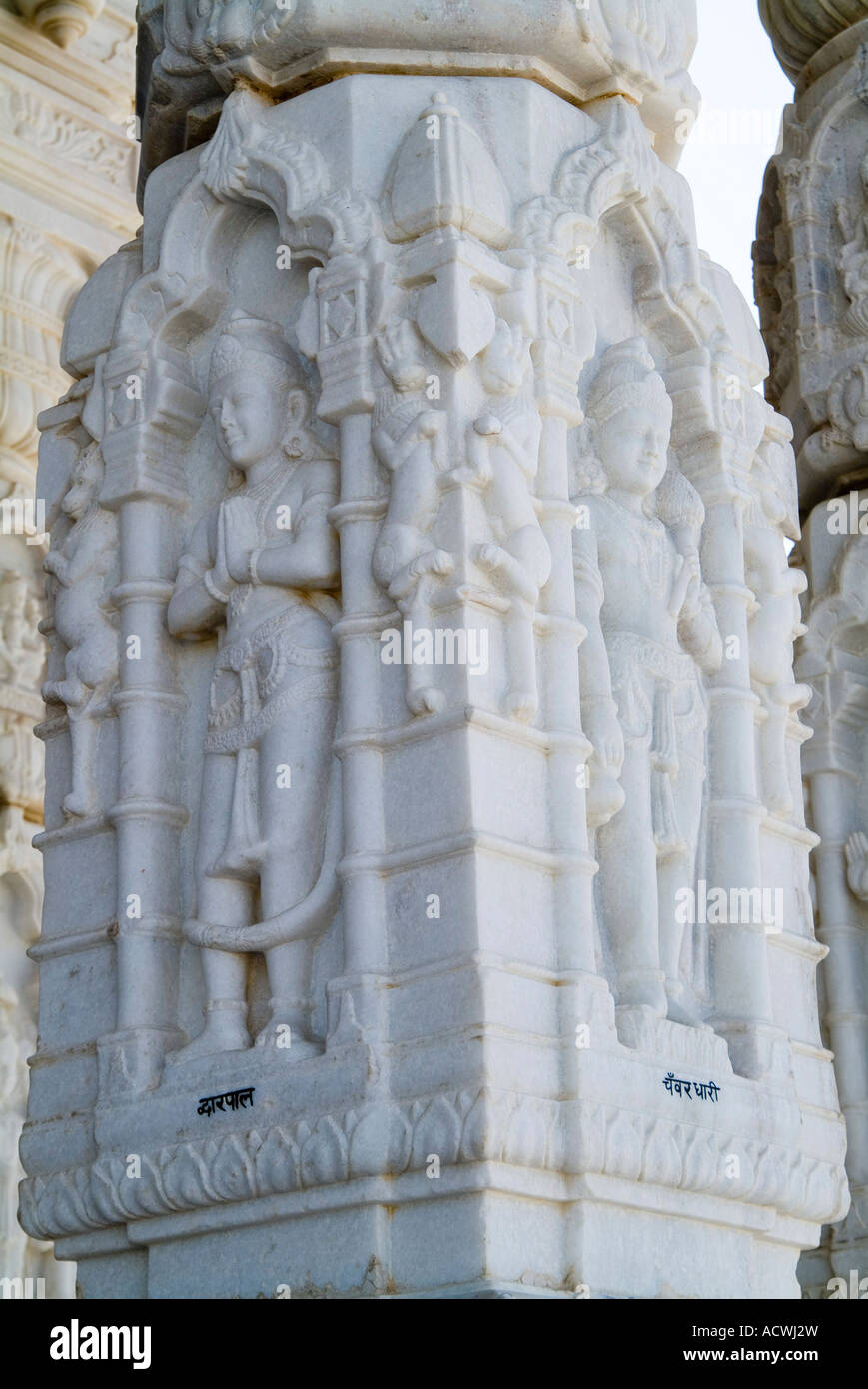 Schnitzereien der indischen Gott und Göttinnen in weißem Marmor in Jaipur Birla Tempel Stockfoto