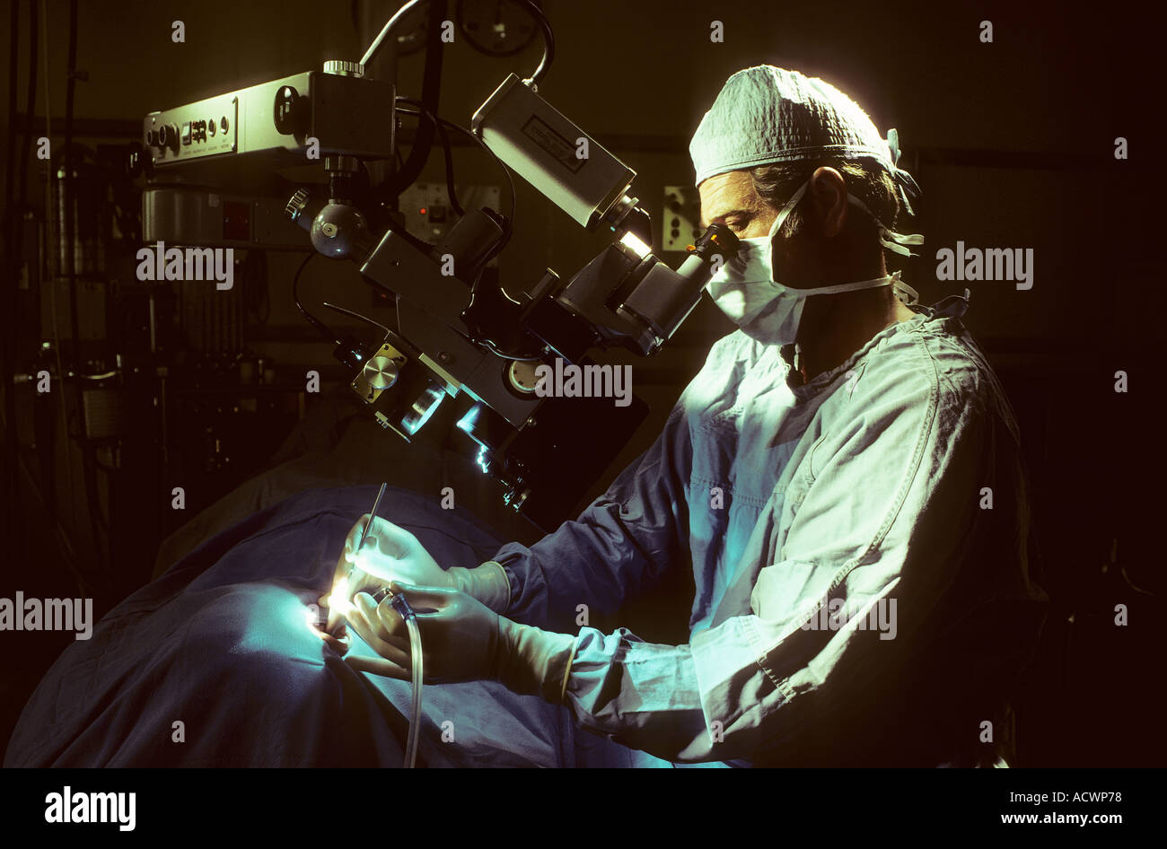 Arzt der Chirurgie mit einer optischen Anzeigegerät Stockfoto