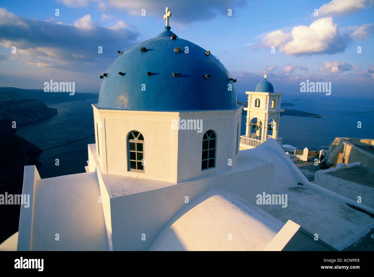 Griechenland Europa Santorini Insel Ägäis Oia Stadt Kykladen blau gewölbt Kirche Stockfoto