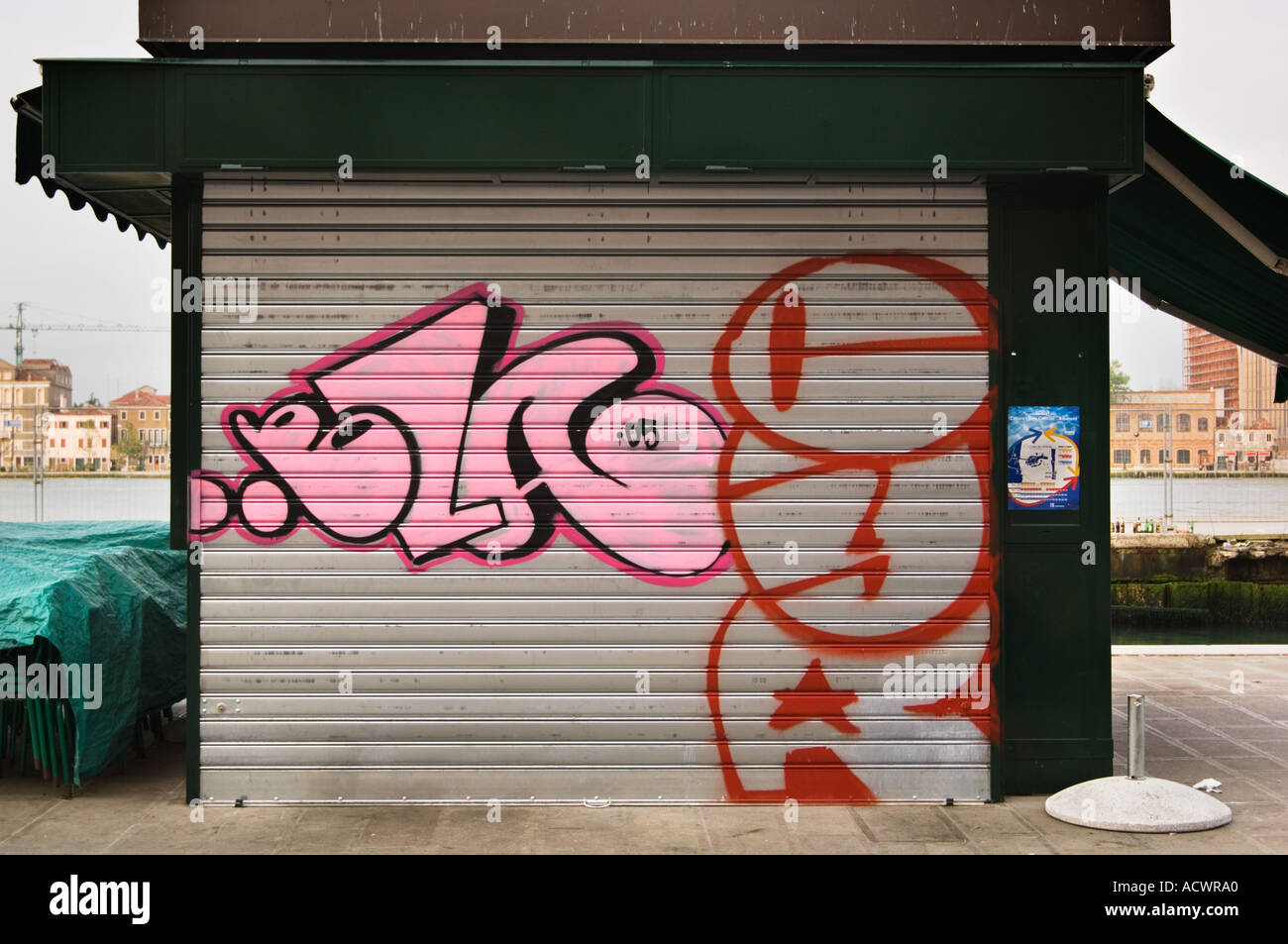 Kiosk mit Graffiti tagging auf Metall Roll Tür entlang der Canale della Giudecca in Venedig in der Dämmerung geschlossen Stockfoto