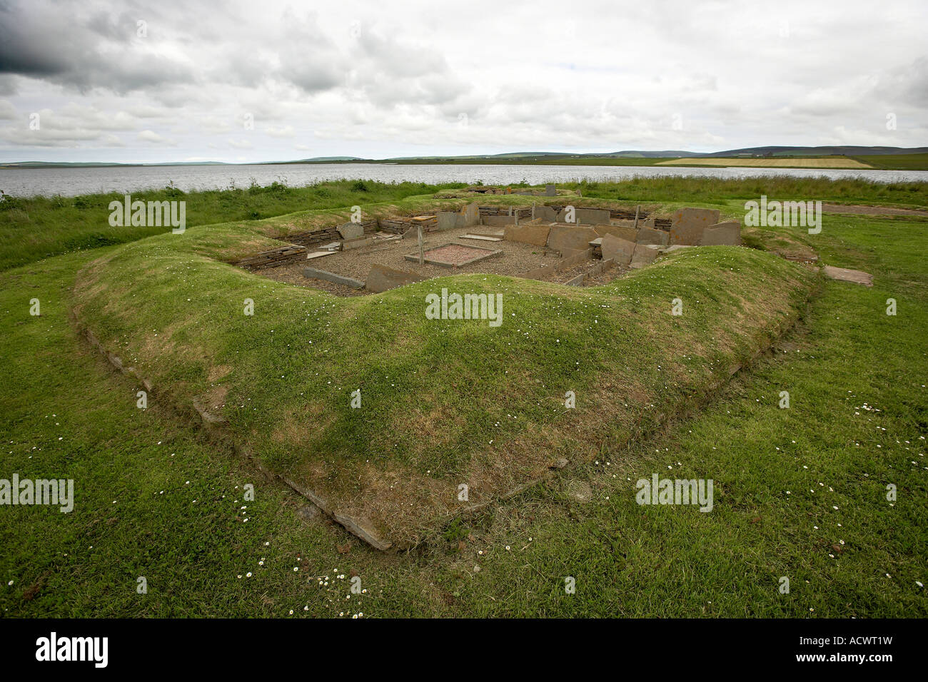 Eines der kleinen Häuser in der neolithischen Siedlung von Barnhouse Dorf am Ufer des Loch Harray Orkney Stockfoto