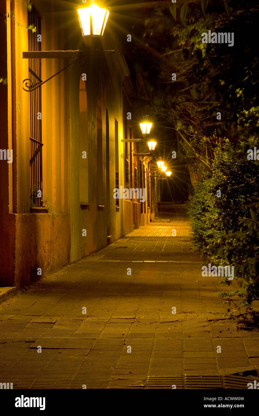 Typische gepflasterte Straßen mit kolonialen Lampen für die Beleuchtung in der Nacht. Stockfoto