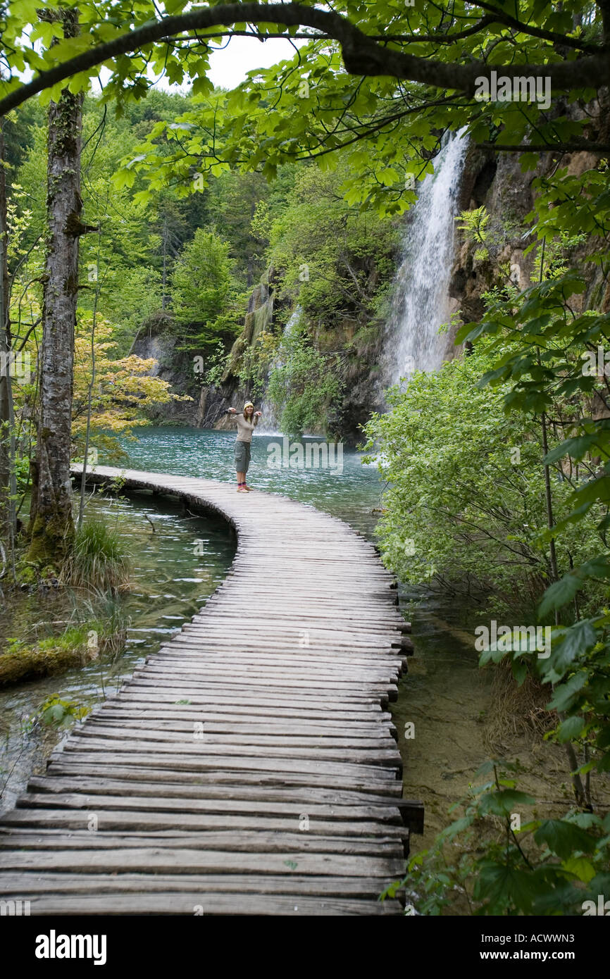 Ein Holzweg in Nationalpark Plitvice Kroatien Stockfoto