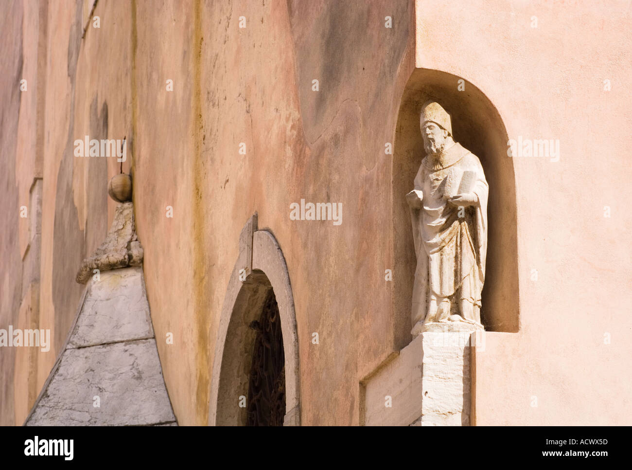 Detail der außerhalb eines Gebäudes am Campo San Geremia in Venedig zeigt eine Statue eines Heiligen in einer Ecke architektonischen Nische Stockfoto