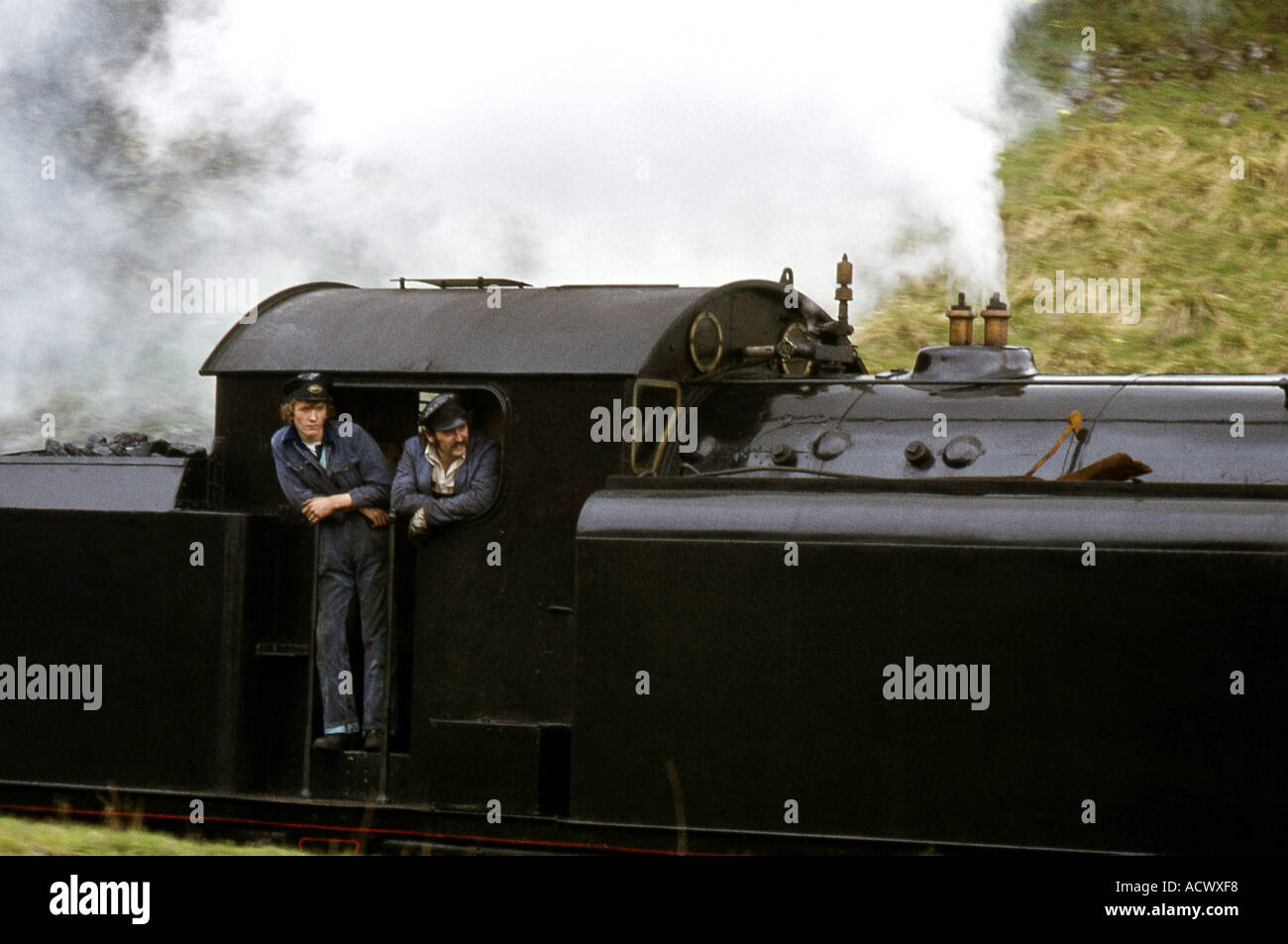 Zwei Eisenbahner in der Fahrzeugkabine von einem Sattel Tank Dampflok Stockfoto