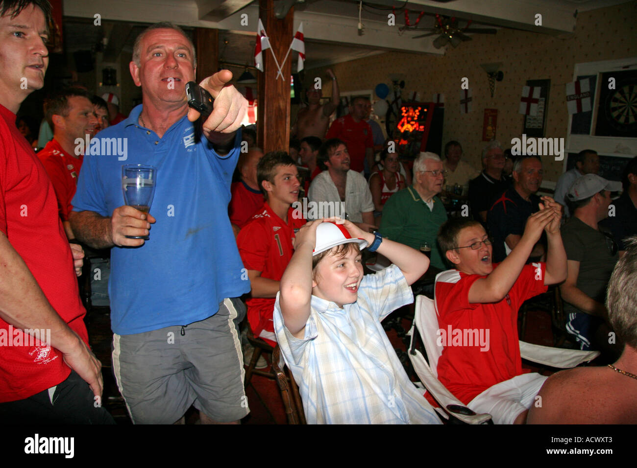 Fans schreien und als England zeigt Tor ihre ersten in der WM 2006 Stockfoto