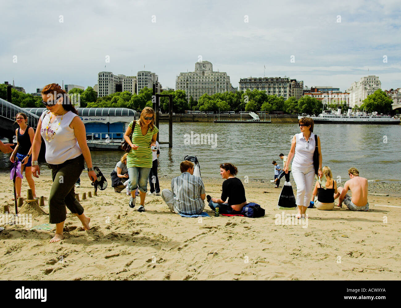 Eine spontane Strandparty auf dem Sand von dem südlichen Ufer der Themse, Sommer 2006 Stockfoto