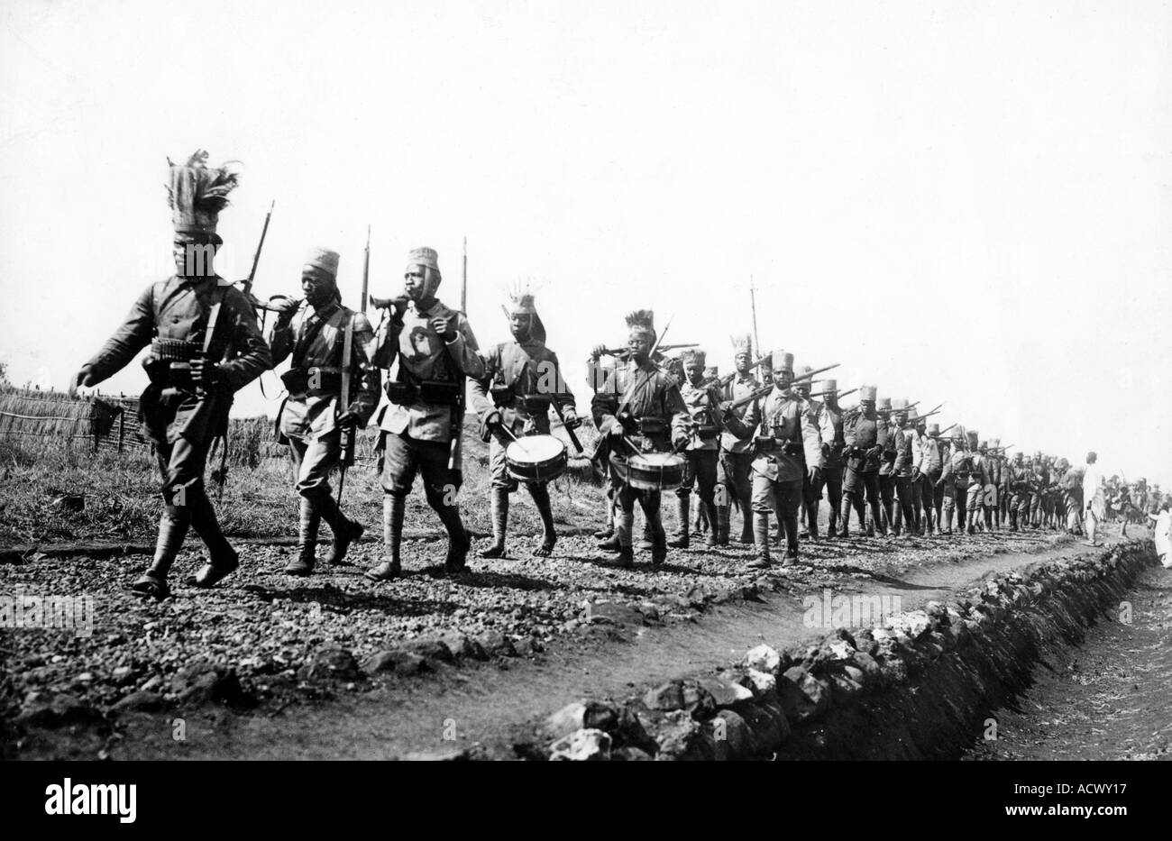 WWI Firma Askari Gewehrschützen kämpfen für die deutschen sind unter der Leitung von ihrer kleinen Band in Deutsch-Ostafrika Stockfoto