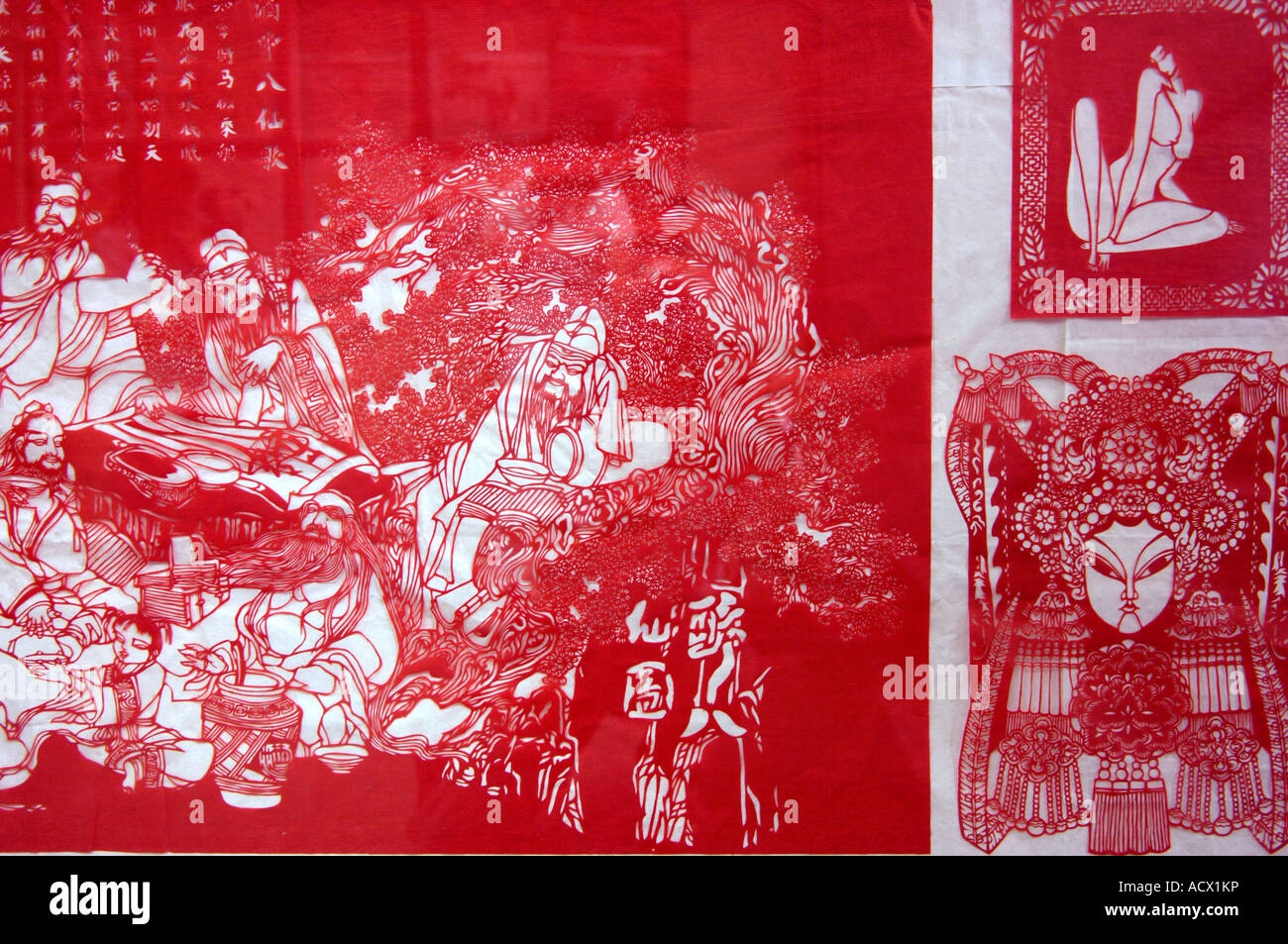 Beispiele für die alte Kunst der chinesischen Papier Schneiden auf den Verkauf durch den Glockenturm in Xian Stockfoto