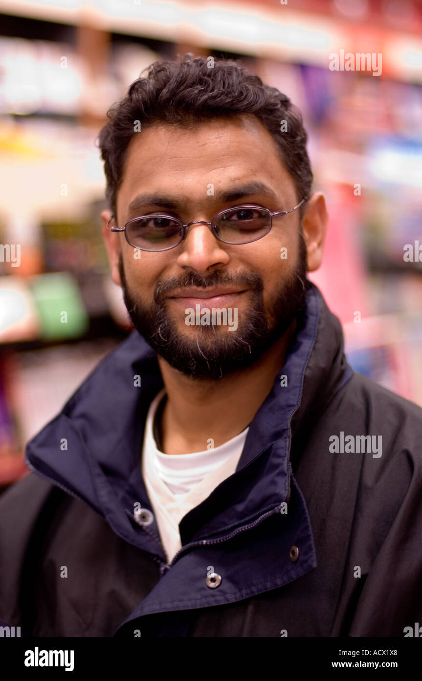 Moazzam Begg, ehemaliger Guantanamo Bucht-Häftling in Ottakars Buchhandlung Aberystwyth UK Stockfoto