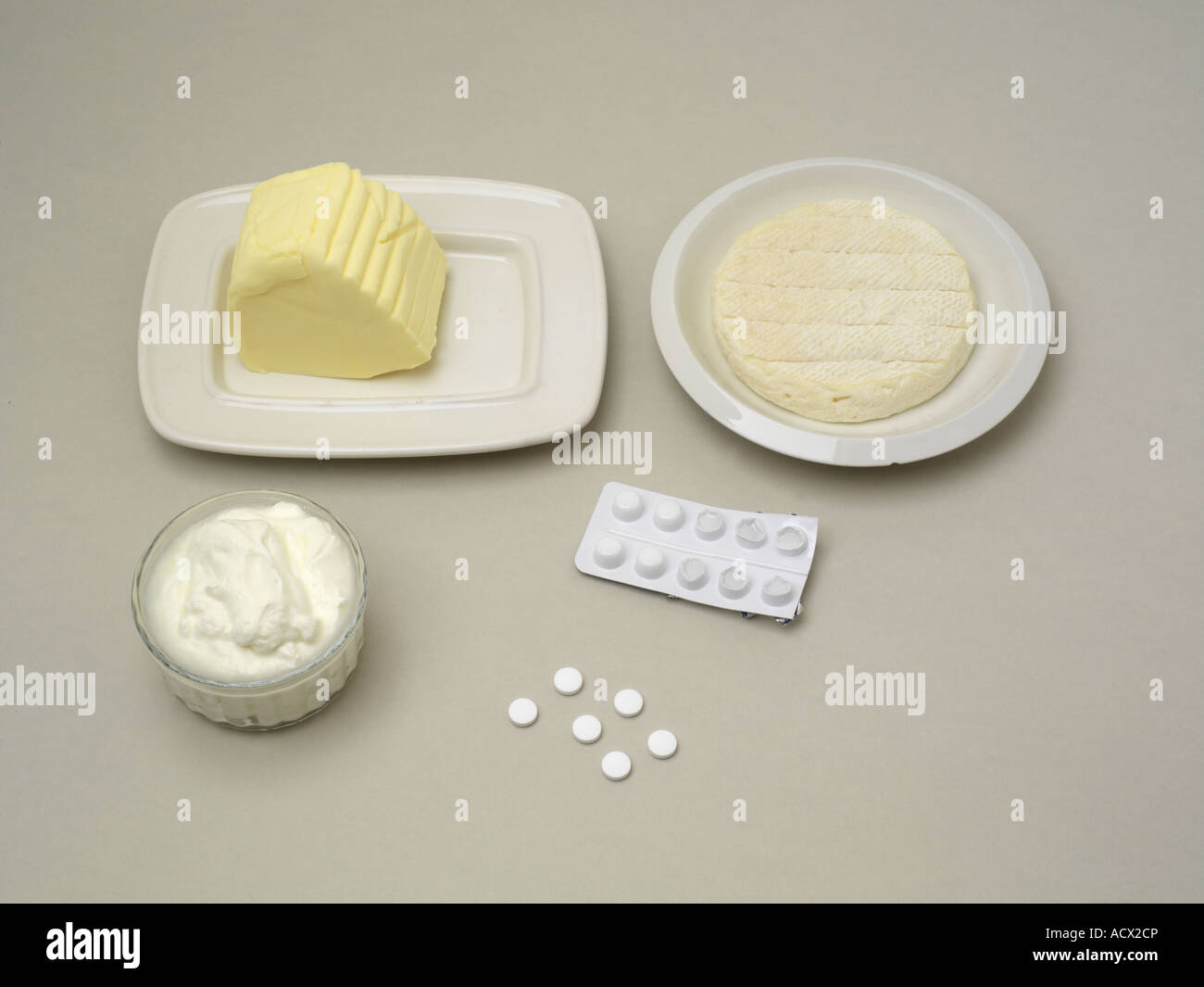 Butter Käse Joghurt und Antibiotikum Stockfotografie - Alamy