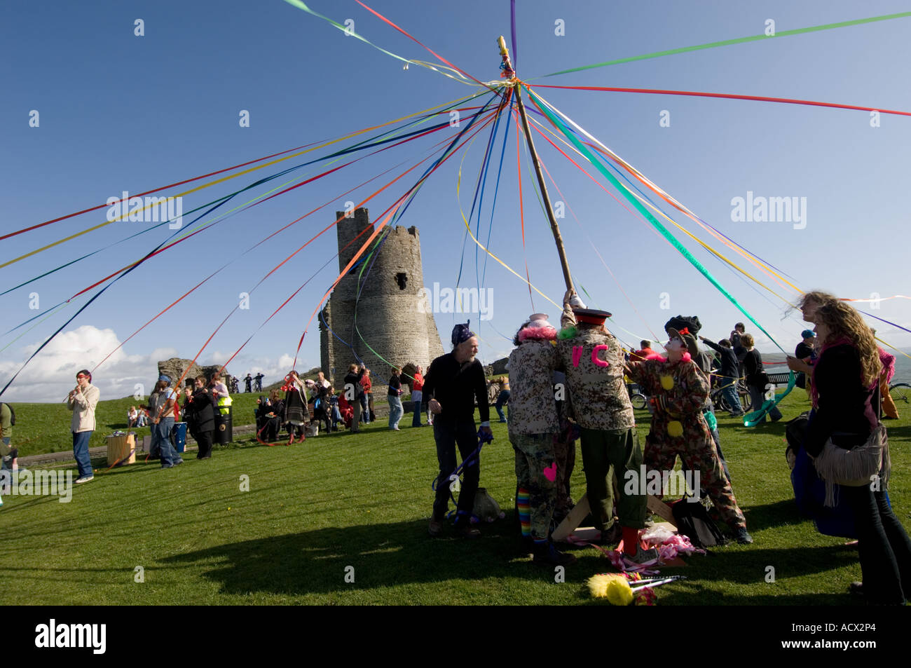 Aberystwyth Sozialforum - Höhepunkt des ein Wochenende voller Events, Debatten und Aktivitäten; Tanzen rund um den Maibaum in der Burg, UK Stockfoto