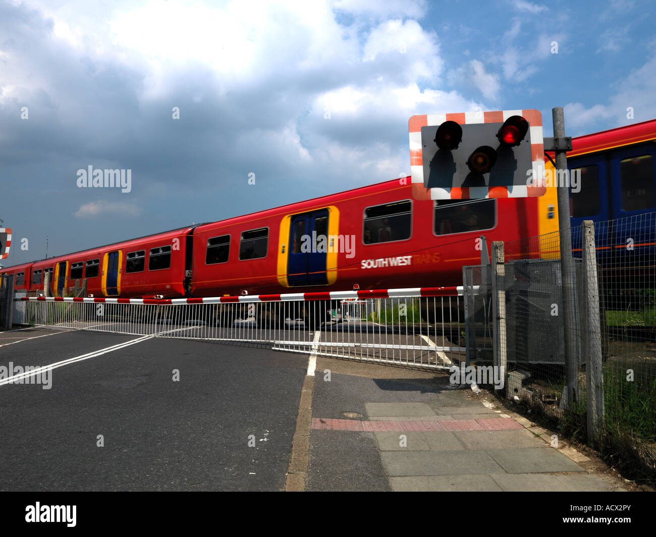 Bahnübergang Schranke geschlossen blinkt Warning Light Train Kreuzung