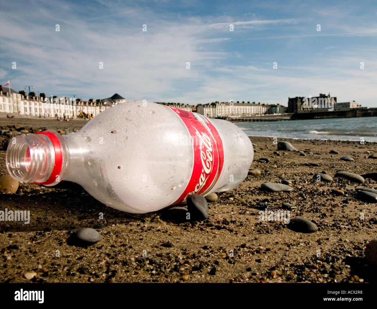 Coca-cola Softdrink Flasche auf Aberystwyth Strand Sommer UK verworfen Stockfoto