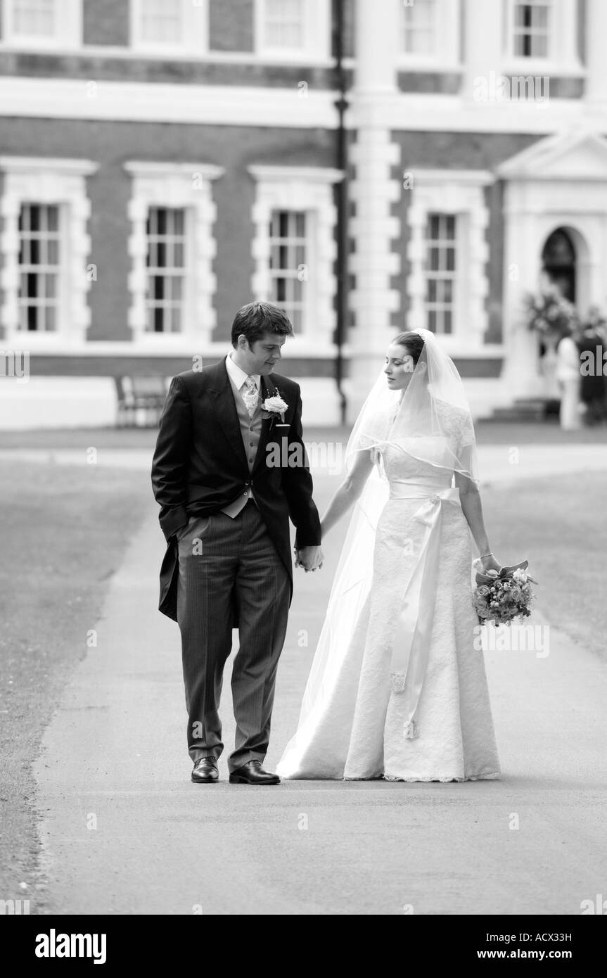 Braut und Bräutigam gehen hand in hand Stockfoto