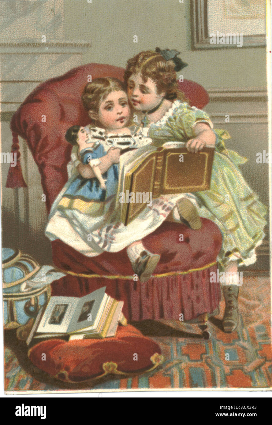 Zwei kleine Mädchen, die sich Alben um 1850 ansehen Stockfoto
